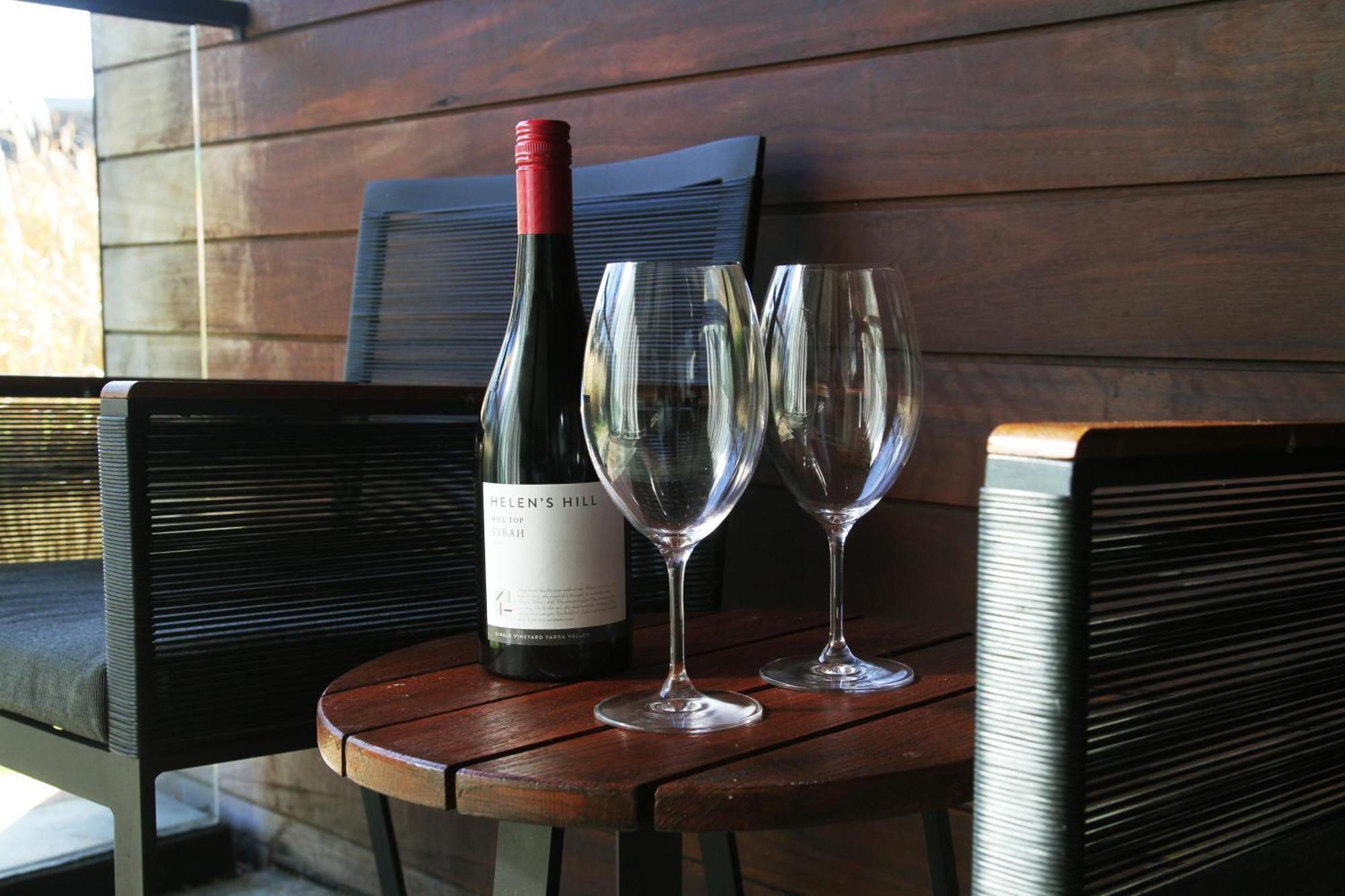 Peppers Marysville Exterior photo A bottle of wine and two wine glasses
