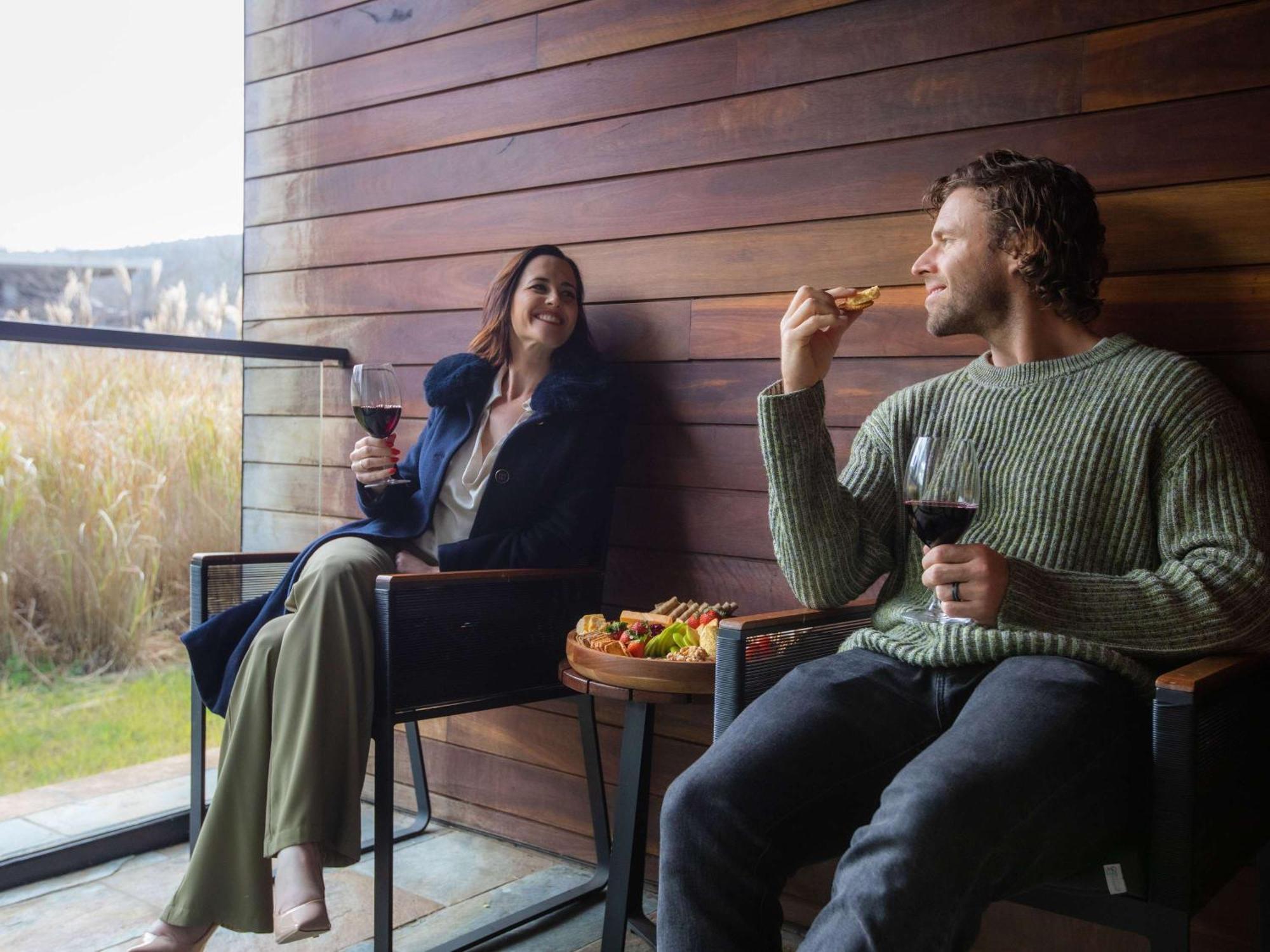 Peppers Marysville Exterior photo A couple enjoying a glass of wine at the 1905 Cellar